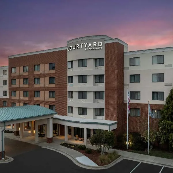 Courtyard Greensboro Airport, hotel em Greensboro