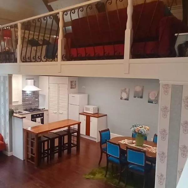 Opulent & Lavish 1-Bdr Apartment at WHARE KURA Old Aratapu School House, מלון בAratapu