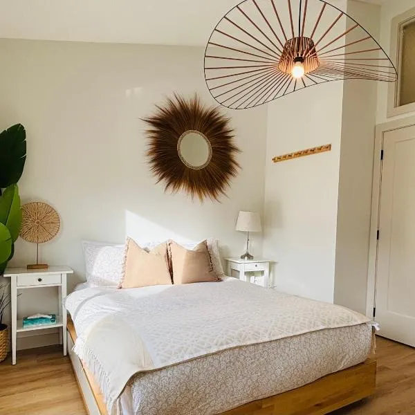 The OVERLOOK Stay-Mountain View-Free Parking, hotelli kohteessa Canmore