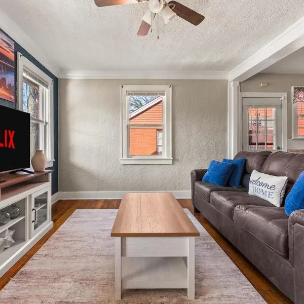 Charming 1 Bedroom Duplex in Memphis 2 Miles from Midtown and Crosstown Free WiFi Pet Friendly, khách sạn ở Memphis