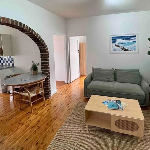 GUEST FAVOURITE - Art-Deco Heritage Apartment in the Heart of Bondi, hotel di Sydney