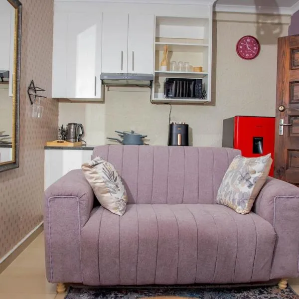 Unit-7, Stylish Apartment in Tlokweng, near Royal Aria، فندق في غابورون