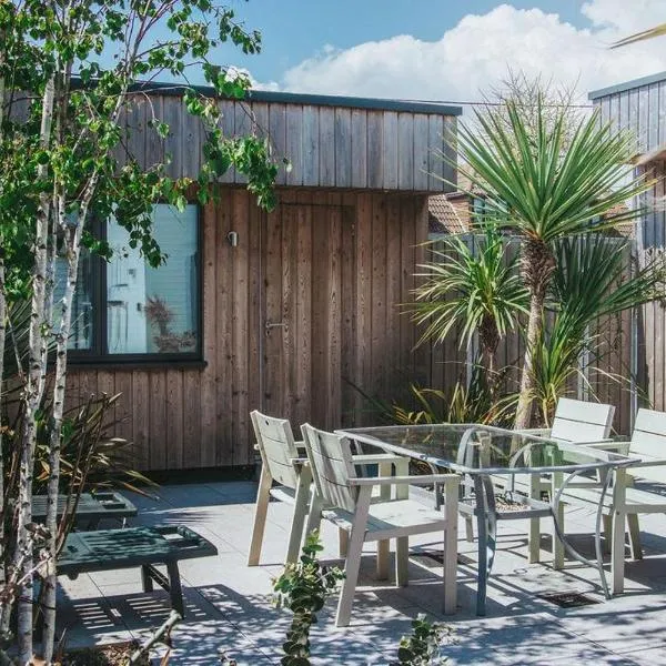 Coastal Courtyard with Hot Tub, Greatstone, khách sạn ở Greatstone