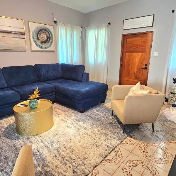 Viesnīca Rusty Blue Belize 2 Bedroom sleeps 8, Hammocks, Gated WiFi & Hot Water pilsētā Ladyville