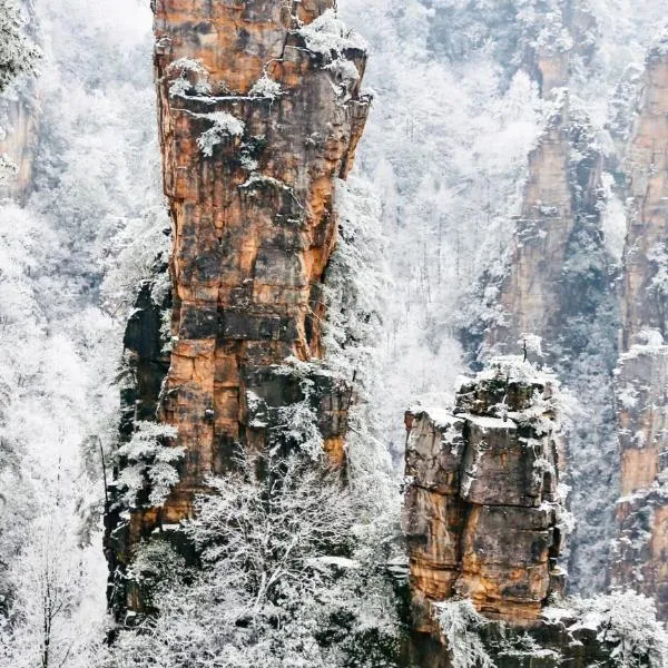 Zhangjiajie Waterfront Huajian Inn& Tianmen National Forest Park & Free pick up service, ξενοδοχείο σε Zhangjiajie