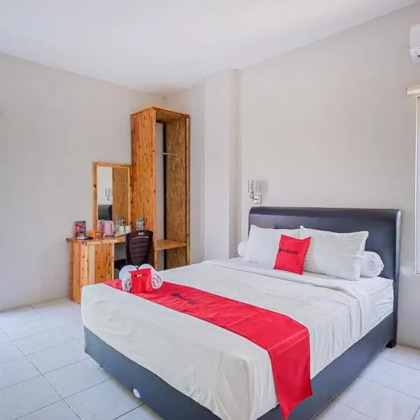 RedDoorz Plus Syariah @ Raya Nginden 2, Hotel in Surabaya