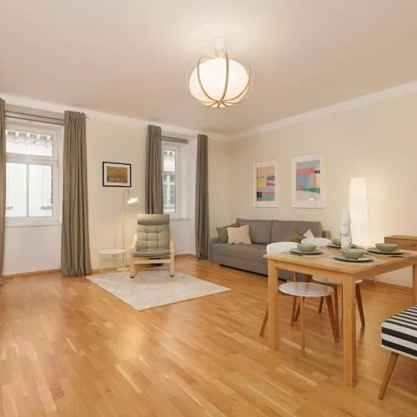 Crown apartments! Cozy modern apartment near Naschmarkt, hotelli Wienissä