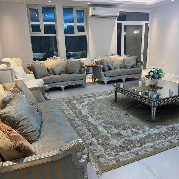 Huge luxury villa stay with private room, viešbutis Adžmane