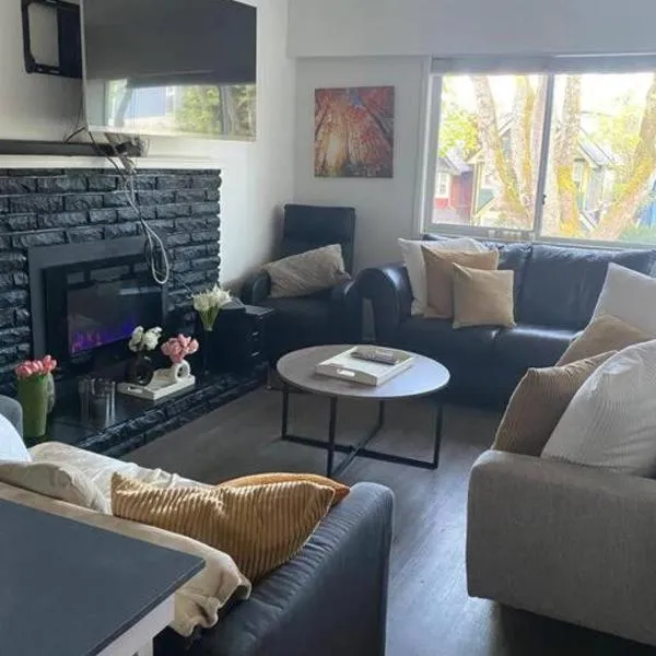 Quiet-comfy 3 bedroom house on a tree lined street in Kitsilano, hótel í Vancouver