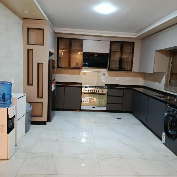 شقه مفروشه للايجار بجانب الكارفور اربد, hotel sa Irbid