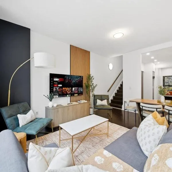 Lux Harbourfront Home Sleeps 10 with Free Parking, hotel sa Toronto