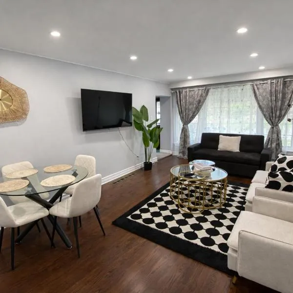 Renovated 3 Bedroom Bungalow in North York with Backyard Patio and Volleyball - Near Rogers Stadium and TTC Subway - Great for Families, Groups & Work Stays!, hotel a Toronto