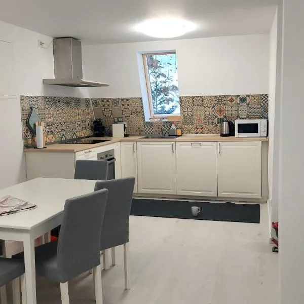 Moonriver Alps Ski Apartament, готель у місті Ramingstein