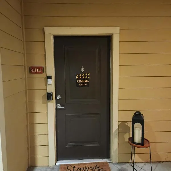 New Look! Book Friday & Saturday get Sunday Free Ready for Work or Play "Sleeps 4", hotel v destinácii Charlotte