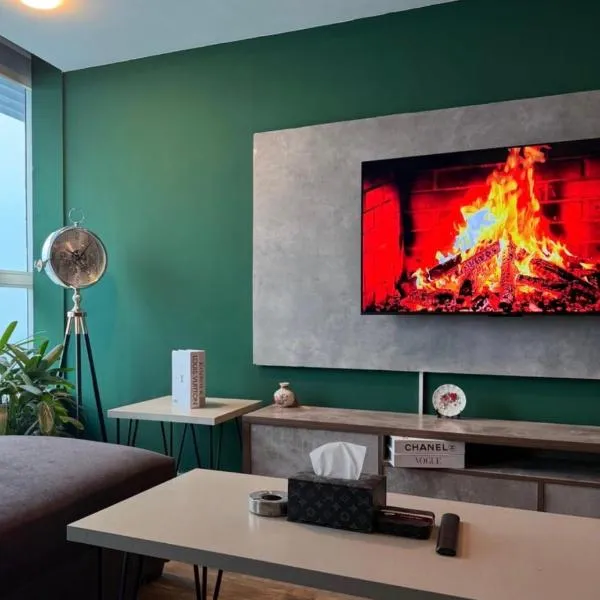 GoldCrest Mall Prestigious Suites with Balcony by SIGNATURE ONE in DHA Lahore, hotel sa Lahore