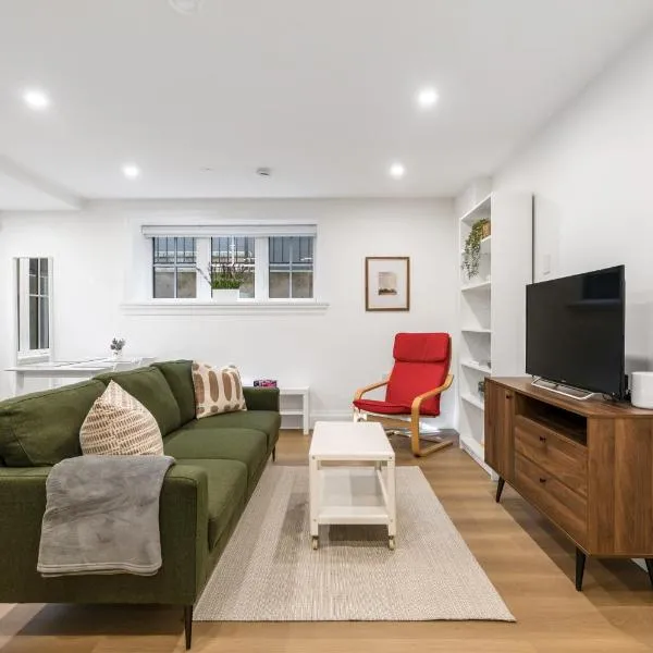 World Cup Stay - Modern 2BR Near UBC - Sleeps 4, khách sạn ở Vancouver