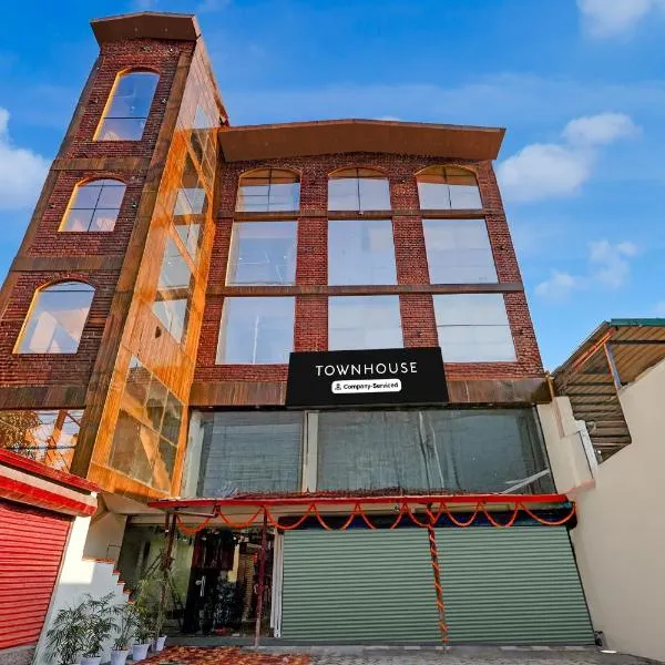 Super Townhouse Dharampur Railway Station, hotel v destinaci Déhrádún