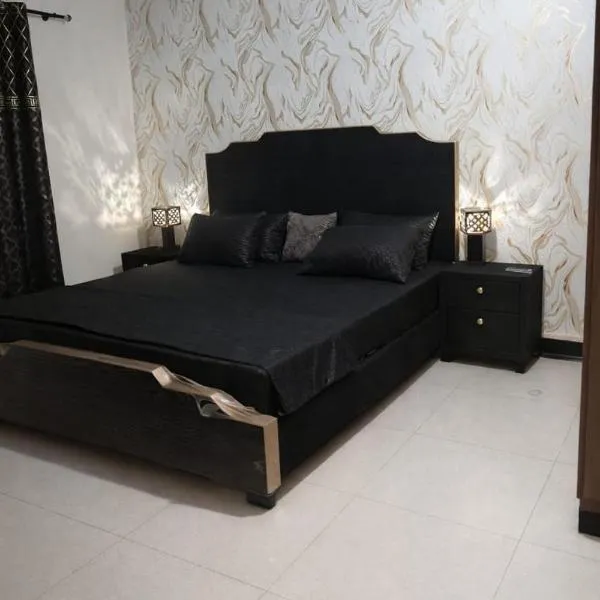 Private 2BD Apartment Opposite Dha Phase 8, hotel em Lahore