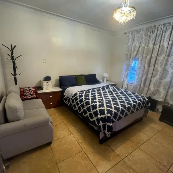 *PRIVATE* Studio 5 minutes from LGA/ US Open, отель в городе East Elmhurst