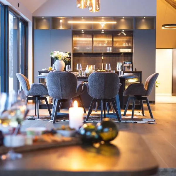 Indre Ravelseidet에 위치한 호텔 LyNora - Luxury Northern Lights Lodge with Jacuzzi & Lyngen Alps view