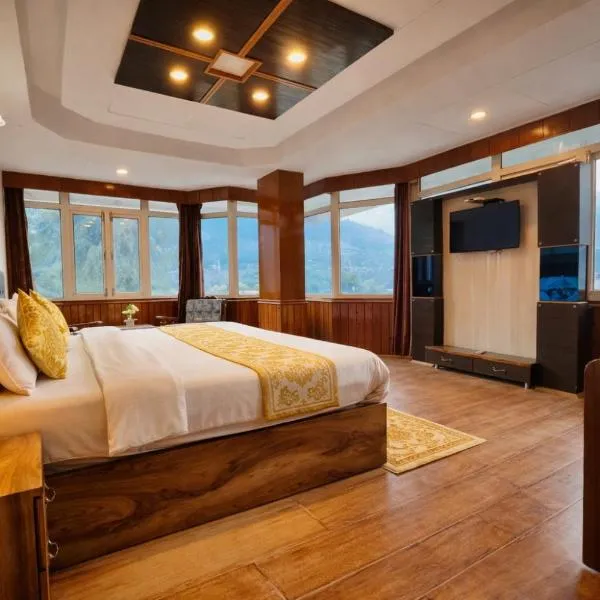 Hotel Out Town Manali !! Near Mall Road ! Parking ! lift ! Best Family Hotel, отель в Манали