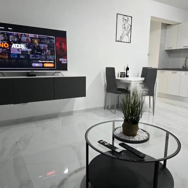 EvAndrea Pelapais - Stylish Apt in Kato Paphos, готель у Пафосі