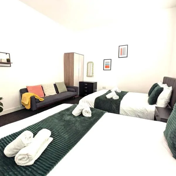 Spacious and Modern 2BR Apartment - Free Parking, hotel in Manchester