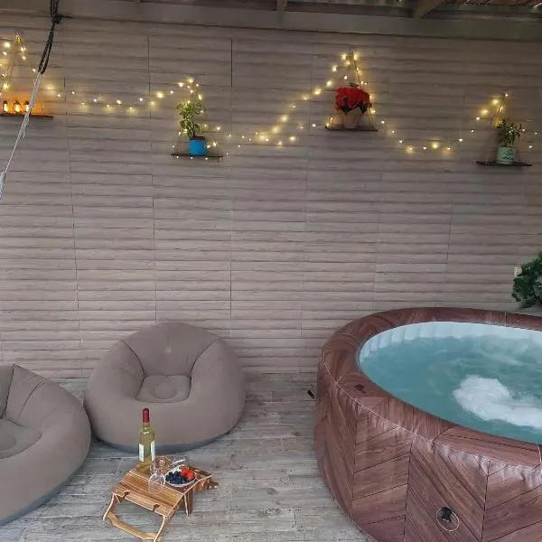 אצלנו בחצר - צימר למשפחות ולזוגות בדרום ים המלח, Hotel in Neʼot HaKikar