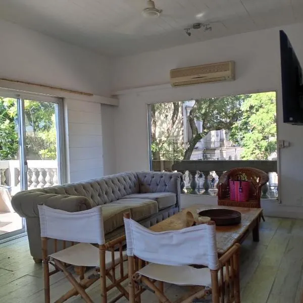 Casa Centrica en Colonia - Vistas Abiertas y Patio Natural, hotel v destinácii Colonia del Sacramento