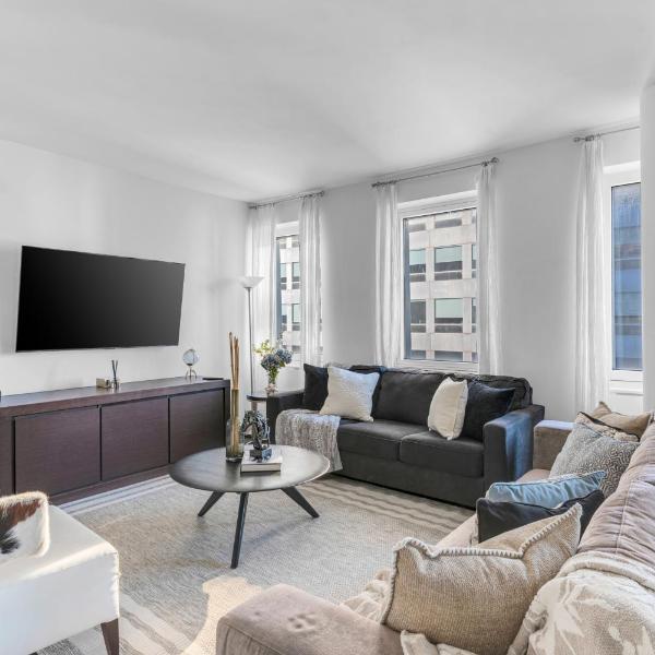 Elegant Midtown Retreat, City Views, Steps to Times Square, New York