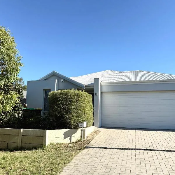 Coastal Retreat in Scarborough, hotel din Perth