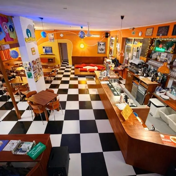 Sunflower Beach Backpacker Hostel & Bar, hotel in Rimini