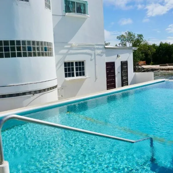 See Belize RELAXING Studio with Sea View Infinity Pool & Overwater Deck, hotel Belizevárosban