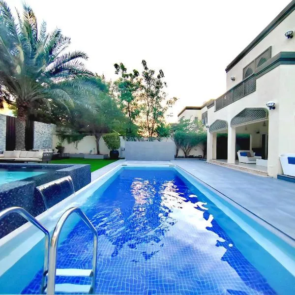 Royal Palazzo with private Pool and BBQ on Marina, huge 7Bedroom Villa、ドバイのホテル