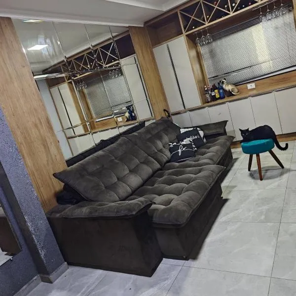 Sobrado amplo bem localizado em cascavel 1 suíte mais dois quartos ate 5 pessoas, Hotel in Cascavel