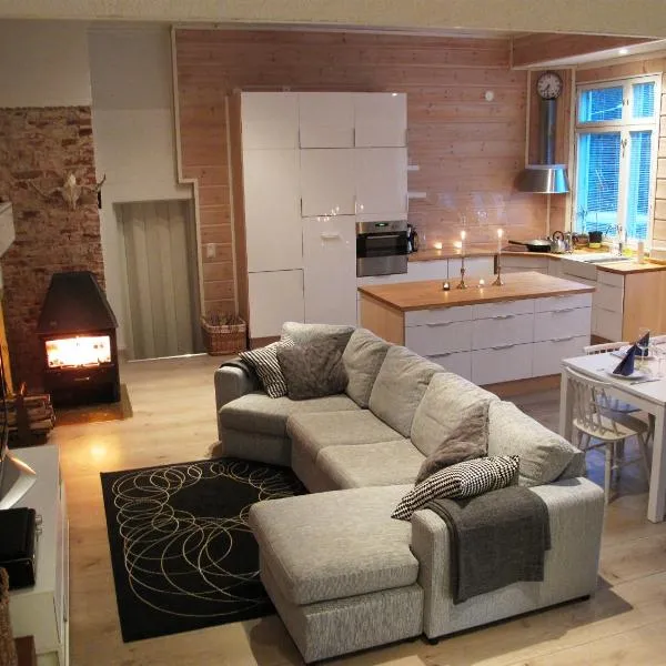 Wanha Koulu Tahko Unelma, 4mh, Palju, Sauna, Tupakeittiö, Wifi, Liikuntasali, RinteetSpaRavintola 6km, Lemmikit OK, Edukas, hotel in Reittiö