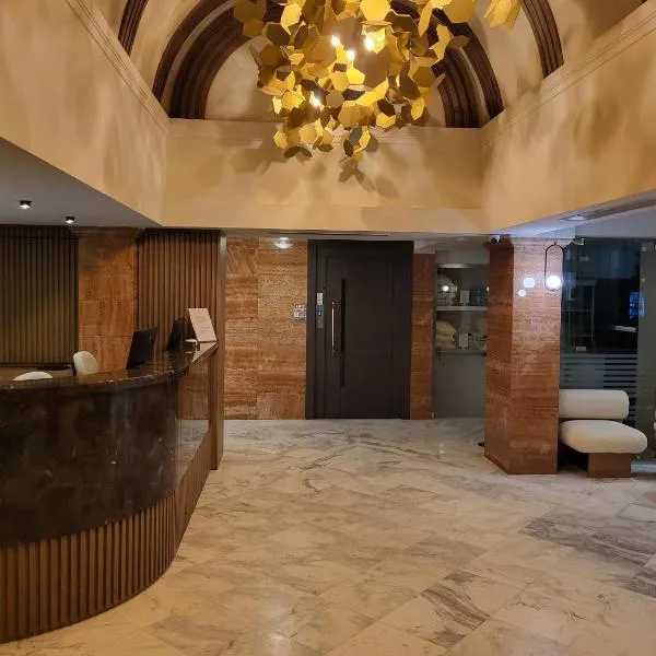 黃金之星度假酒店，佩雷亞的飯店