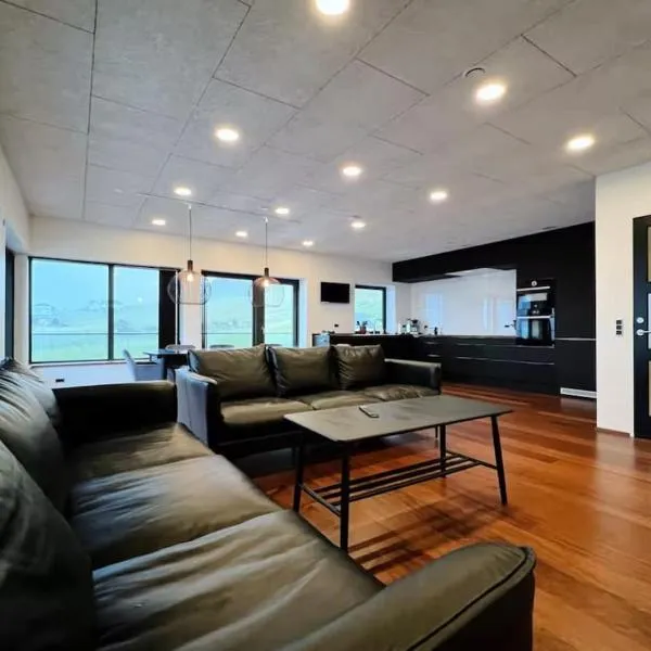 Penthouse by Krambatangi - Stilfuldt ophold med udsigt over fjord og fjelde, hotel en Øravík