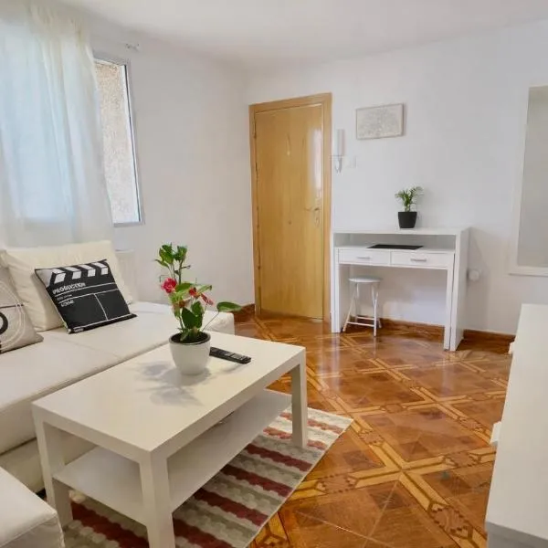 Habitación Privada en piso compartido Madrid, céntrico Metro a 3 min، فندق في مدريد