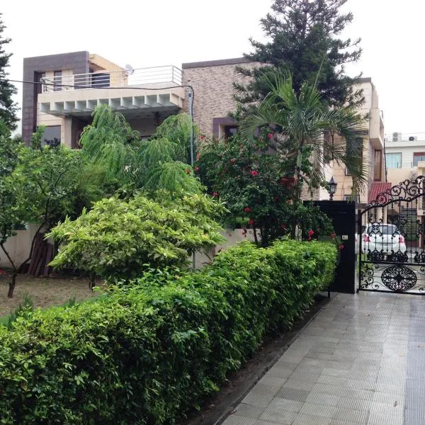 Luxurious Homestay- Chandīgarh, hotel en Chandigarh