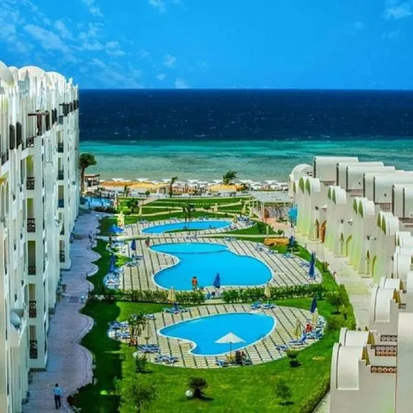 Sahl Hasheesh Finest Chalet - Gravity resort beachfront family 2 bedroom - garden pools view waterpark NON EGYPTIAN ONLY, hotel en Hurghada