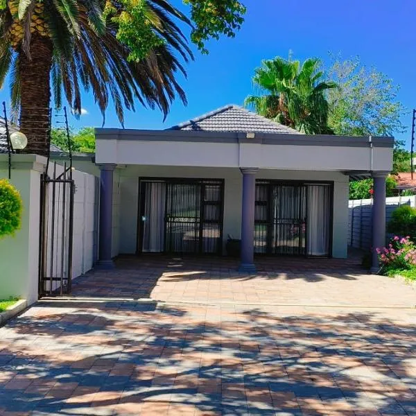 27 Donaldbain Guest House, hotel i Welkom