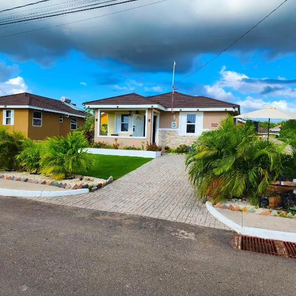 The Surada Bay, viešbutis mieste Old Harbour