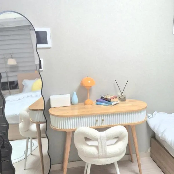 #6906 dorm bed in a triple station area in 강남 신논현역, hotel a Seul