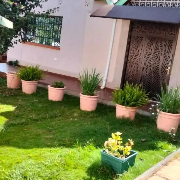 Yukis & Kukis Place, 5 bedrooms, 5 bathrooms, 2 Sitting Rooms, ξενοδοχείο σε Embu