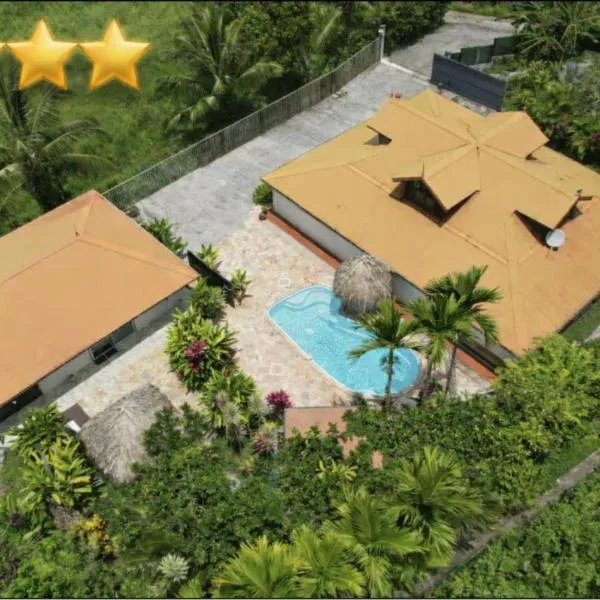 Habitation Bonneville Chalet & Loft avec piscine et sauna, hotel La Trinité városában