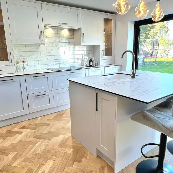 A Detached Bungalow near the New Forest - Large Garden- Parking - Pets Allowed, hotel en Ringwood