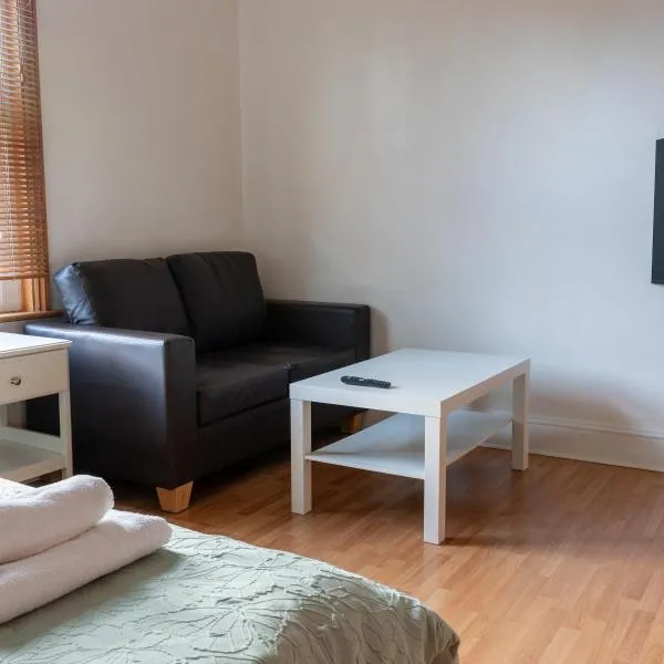 Studio apartment next to Highgate tube station, Hotel in London