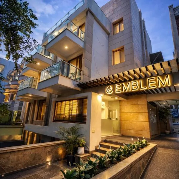 EMBLEM - Arjun Marg, Golf Course road Gurgaon，古爾岡的飯店
