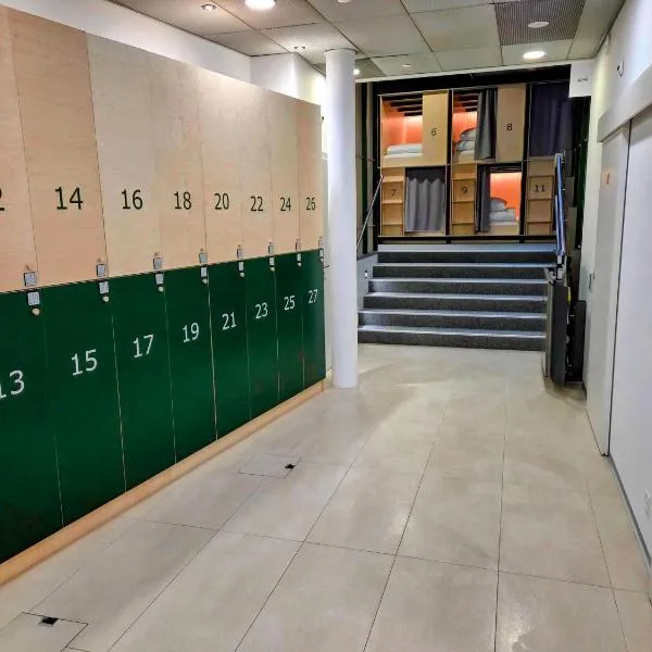 Green Marmot Capsule Hotel Genève، فندق في جنيف